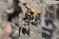6 giờ sinh tử trong đường hầm ngập lũ bùn, nhóm công nhân Nepal may mắn sống sót