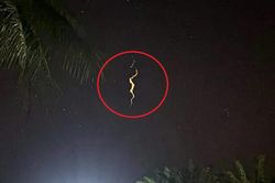 Nhìn lên trời giữa đêm, người dân bỗng thấy cảnh tượng 'nổi da gà'