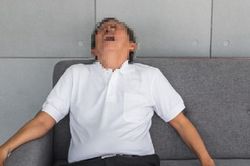 Người đàn ông 54 tuổi tử vong khi ngủ trưa, bác sĩ chỉ thẳng 3 thói quen tưởng tốt nhưng 'cực độc'