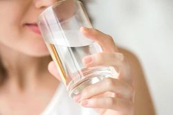 Chỉ uống nước suốt 15 ngày, người phụ nữ 31 tuổi có dáng đi 'lạ'