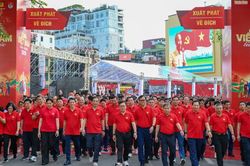 Hàng nghìn người sôi nổi tham gia 'Cùng Việt Nam tiến bước'