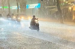Miền Bắc sắp mưa to 'sầm sập', tâm điểm nơi nào đêm nay?