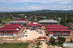 Công nhân miệt mài bám trụ công trường xuyên lễ vì ngày khai giảng của trẻ vùng cao