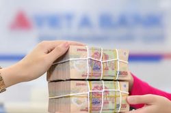 Vì sao tiền gửi dân cư lập kỷ lục nhưng ngân hàng không dư dả vốn?
