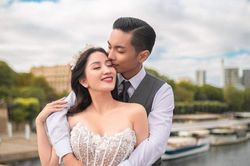 Khánh Thi tình tứ bên chồng kém 11 tuổi