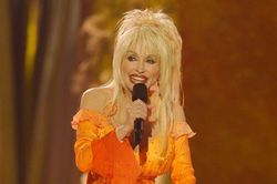 Con gái ngôi sao nhạc đồng quê Garth Brooks bị chỉ trích vì bài đăng tưởng niệm Dolly Parton