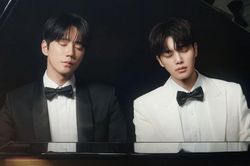 Four Hands, Two Sonatas có mở màn khả quan