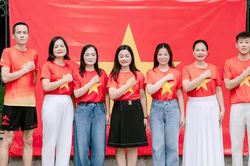 Rực đỏ màu cờ tôi yêu