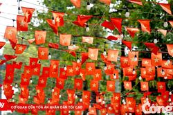 TP.HCM rực rỡ cờ hoa, người dân háo hức chào đón Quốc khánh 2/9