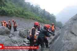 Kỳ tích giữa thảm họa lũ quét Nepal: Bé gái 6 tuổi sống sót sau nhiều ngày dưới đống đổ nát
