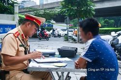 Mạnh tay xử phạt xe không kinh doanh vận tải chở hàng thu tiền