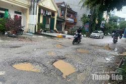 Trật tự, mỹ quan đô thị - Những “cái gai trong mắt”: Nhếch nhác đường Nguyễn Phục