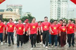 Đông đảo cán bộ, người dân Thanh Hóa mặc áo đỏ sao vàng, hát Quốc ca, đi bộ “Cùng Việt Nam tiến bước”