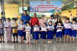 Nhơn Mỹ trao 304 suất quà cho hộ nghèo, học sinh khó khăn