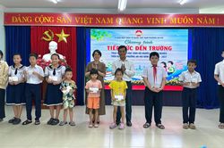 Trao 201 suất quà cho học sinh có hoàn cảnh khó khăn tại phường An Hải