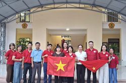 Trao cờ Tổ quốc v&agrave; tặng qu&agrave; hộ d&acirc;n kh&oacute; khăn tại x&atilde; S&iacute;n Thầu