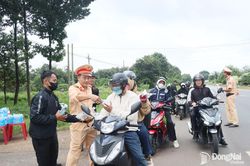 Các đội, trạm cảnh sát giao thông hỗ trợ người dân về quê nghỉ lễ