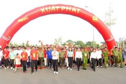 Đồng Tháp: Hơn 4.000 người tham gia đi bộ 'Cùng Việt Nam tiến bước' năm 2026