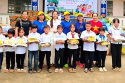 Trao hơn 300 suất quà cho học sinh, phụ huynh có hoàn cảnh khó khăn tại Ia Hiao