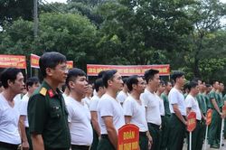 Cán bộ, chiến sĩ Quân đoàn 34 tham gia hoạt động đi bộ toàn quốc “Cùng Việt Nam tiến bước”