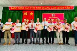 Đảng ủy xã Ngô Mây trao tặng Huy hiệu Đảng cho đảng viên
