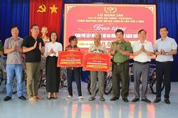 Hỗ trợ kinh phí xây nhà cho gia đình chính sách và tặng xe đạp cho học sinh xã Chư A Thai
