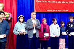 Trao 125 suất quà cho học sinh có hoàn cảnh khó khăn tại xã Gào