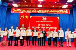 Đảng ủy phường Diên Hồng trao huy hiệu Đảng cho 244 đảng viên đợt 2-9