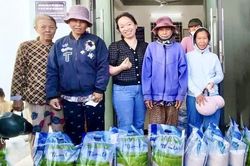 Phường Cam Ranh trao tặng 400 suất gạo đến các hộ khó khăn