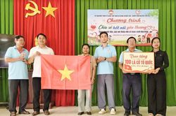 Tặng 100 lá cờ Tổ quốc cho các gia đình ở xã Đông Khánh Sơn