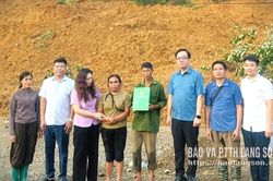 Hội Nông dân tỉnh thăm hỏi, hỗ trợ các hộ hội viên nông dân bị ảnh hưởng bởi mưa lũ