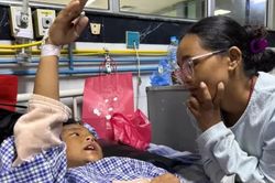 Trèo cây thoát lũ dữ, bé trai 8 tuổi Nepal đoàn tụ mẹ sau 3 ngày sinh tử