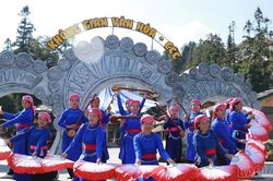 Rực rỡ sắc m&agrave;u thổ cẩm tr&ecirc;n đường phố Sa Pa