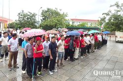 Xã Lao Bảo: Hàng trăm người dân tham gia chương trình 'Cùng Việt Nam tiến bước'