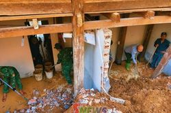 Đồn Biên phòng Mường Lạn hỗ trợ người dân di dời khỏi điểm sạt lở