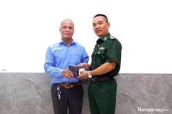 Cán bộ biên phòng trao trả tài sản cho người đánh rơi