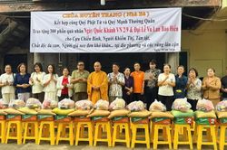 Chùa Huyền Trang (TP.HCM) tặng 300 phần quà Vu lan đến những gia đình khó khăn