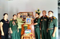 Lào Cai: Trao tặng di ảnh Liệt sĩ phục chế cho thân nhân gia đình chính sách tại xã Lục Yên