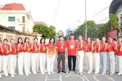 Phố phường Thủ đô rực sắc đỏ: Người dân chung bước tự hào chào mừng Quốc khánh 2/9