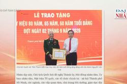 B&aacute;o ch&iacute; to&agrave;n cảnh VTV1: Chủ tịch Quốc hội Trần Thanh Mẫn trao Huy hiệu Đảng tặng đảng vi&ecirc;n l&atilde;o th&agrave;nh tại th&agrave;nh phố Hồ Ch&iacute; Minh