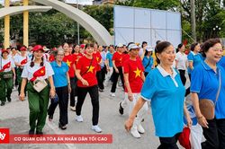 Gần 300 người tham gia chương trình đi bộ 'Cùng Việt Nam tiến bước' tại Hà Nội
