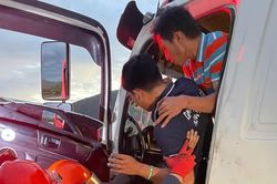 Giải cứu tài xế kẹt trong ô tô tải gặp nạn trên cao tốc