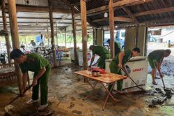 Công an xã hỗ trợ nhân dân khắc phục hậu quả mưa lớn