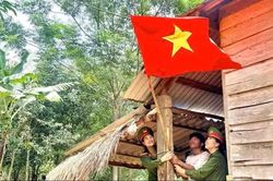 Bà con vui mừng đón Tết Độc lập trên dãy Trường Sơn