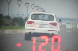Phát hiện xe Audi 'đua tốc độ' 120km/h qua khu đông dân cư