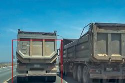 Tài xế xe đầu kéo 'rùa bò' trên cầu Thăng Long