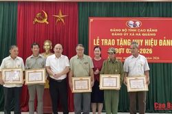 Đảng ủy xã Hà Quảng trao tặng Huy hiệu Đảng cho 9 đảng viên