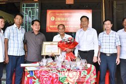 Trao Huy hiệu Đảng cho đảng viên cao niên tại xã Ninh Thạnh Lợi