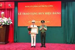 Thượng tướng Lê Quốc Hùng, Thứ trưởng Bộ Công an nhận Huy hiệu 35 năm tuổi Đảng