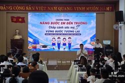 N&acirc;ng bước em đến trường - Tiếp sức cho học sinh kh&oacute; khăn tại phường Dương Nỗ